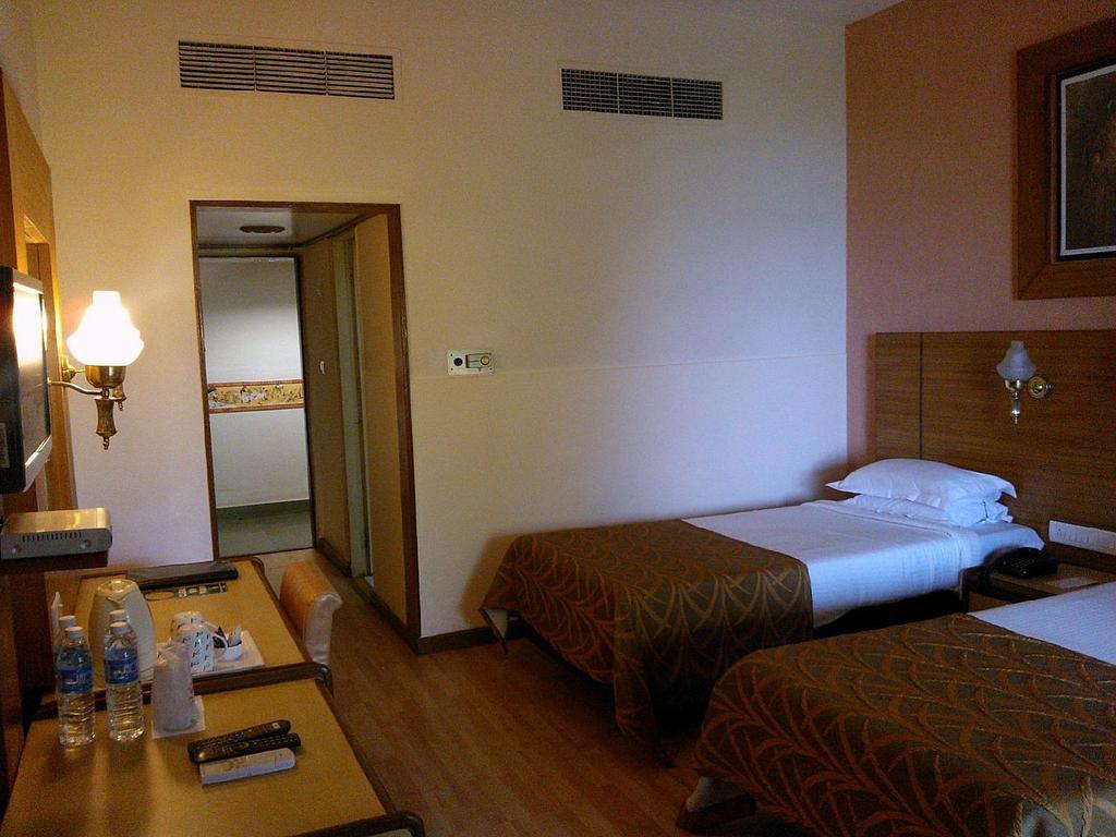 Hotel Lake View Ashok Бопал Екстериор снимка